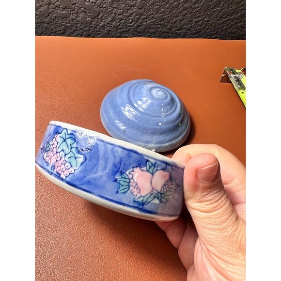 Vintage Ceramic Shell Trinket Box Blue Glazed with Floral Design Lid Coastal Dec - Picture 8 of 11